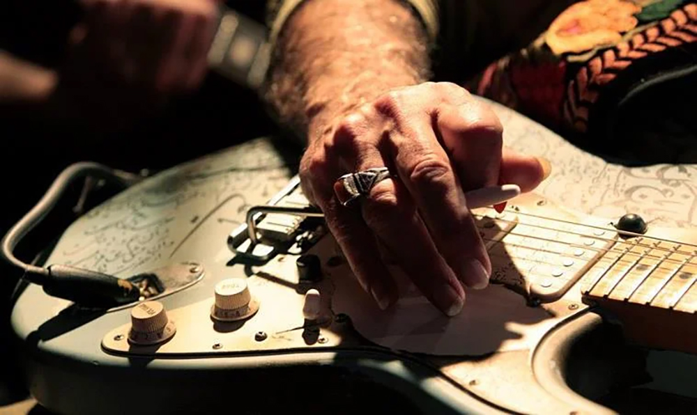 Aldoush with guitar
