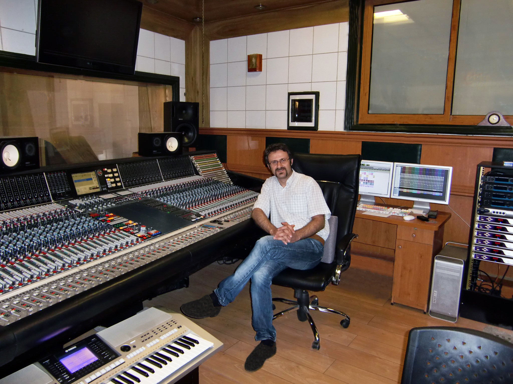 Arash Adelpour in studio