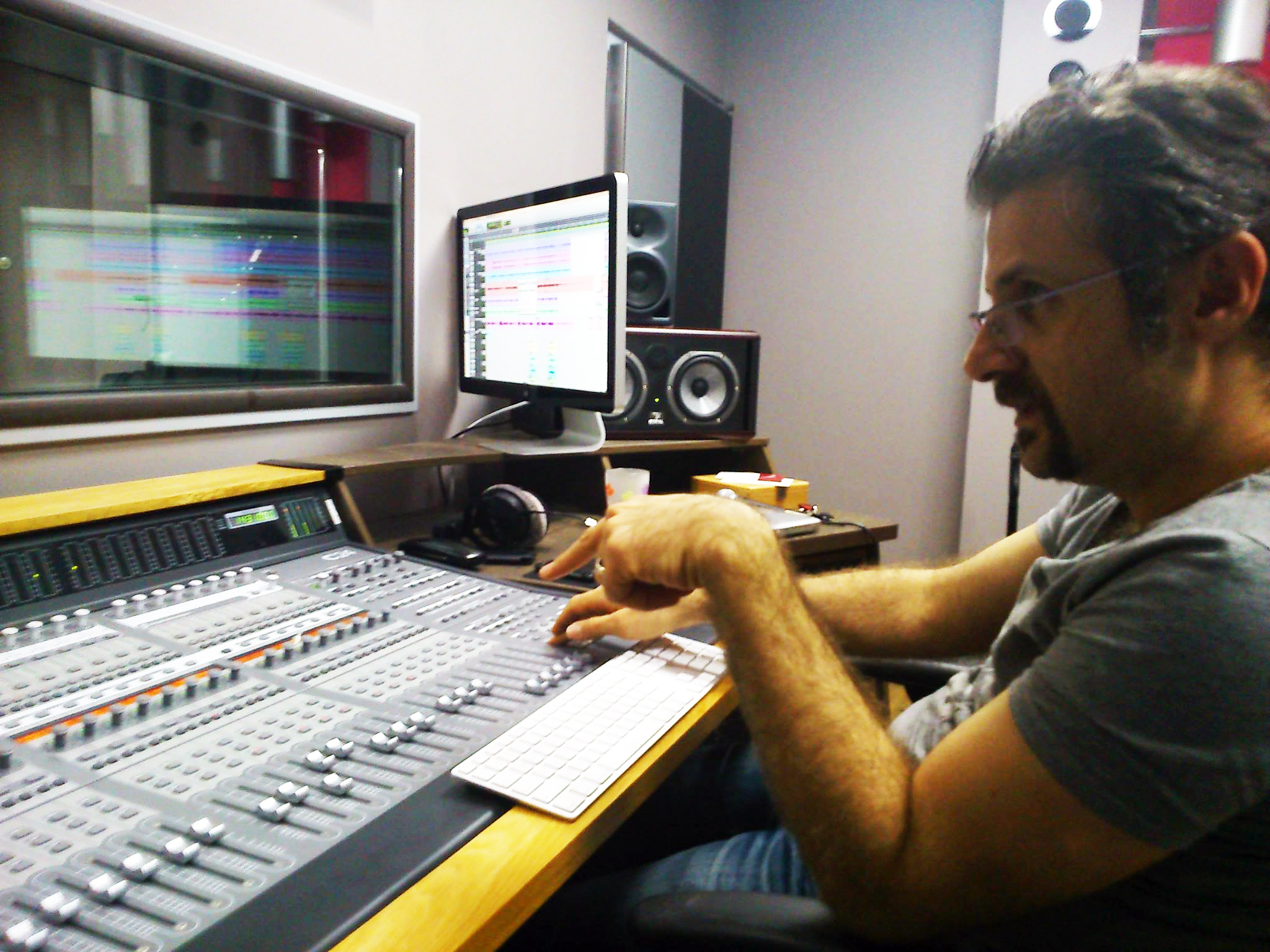 Arash Adelpour in studio